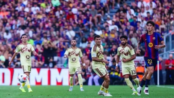 مشادات بين جماهير الأهلي في مباراة برشلونة.. والشرطة تتدخل