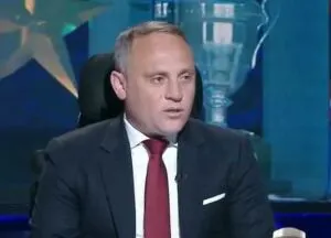 أسامة حسني يرد بقوة على حسام المندوه.. «ركز في مشاكل الزمالك»