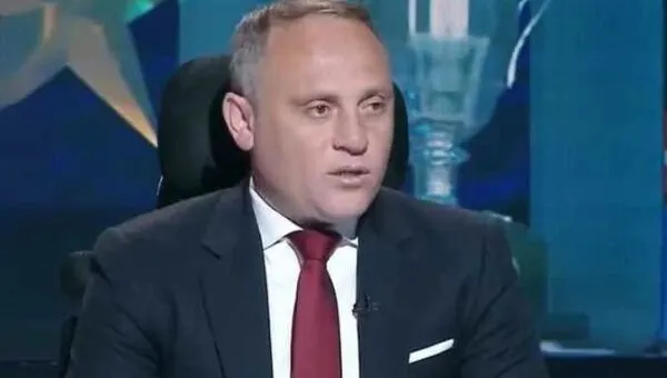 أسامة حسني يرد بقوة على حسام المندوه.. «ركز في مشاكل الزمالك»