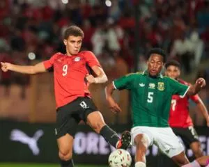 لقطة تثير الجدل بين حسام حسن وحمزة عبد الكريم بعد مباراة جنوب أفريقيا